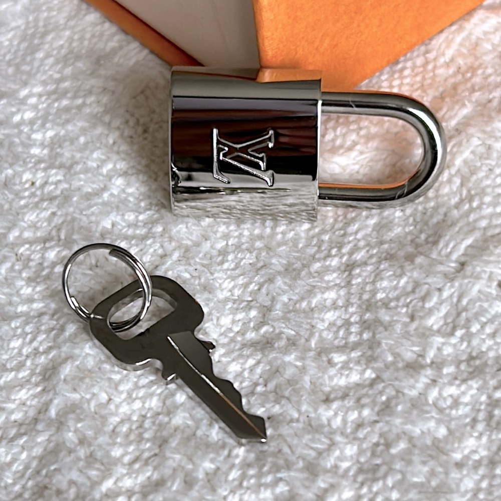 Louis Vuitton Silver Padlock & Key #310